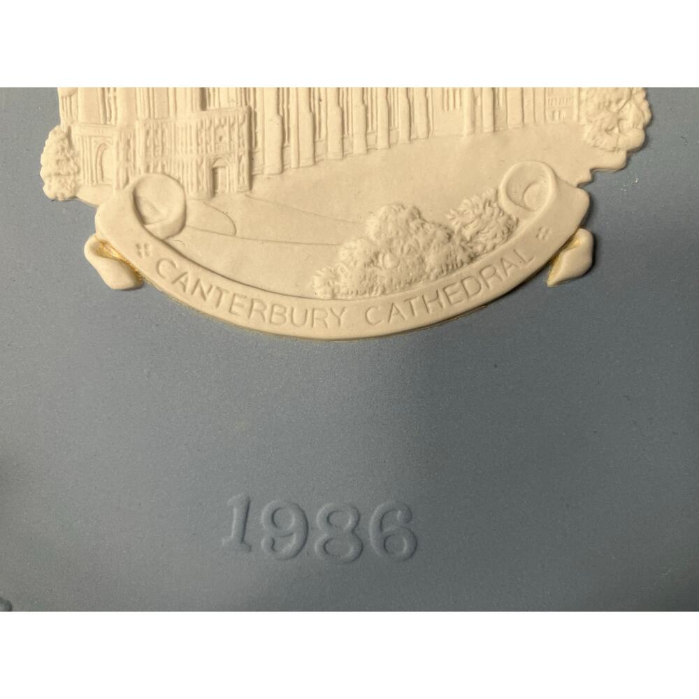 2 Blue Wedgwood Jasperware Christmas Plates 1970 & 1986 - Yellowing - Picture 3 of 9